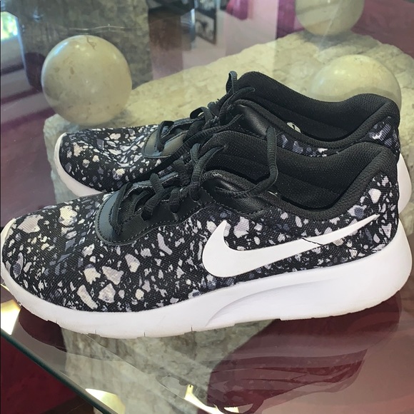 Nike Shoes - Nike Tennis Shoes (5.5Y / 7 Adult)